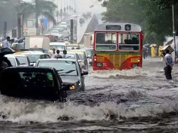मुंबई में पिछले दो दिनों से भारी बारिश  के चलते बाढ़ जैसे हालात, मौसम विभाग ने किया रेड अलर्ट जारीः सीएम ने बुलाई हाई लेवल मीटिंग