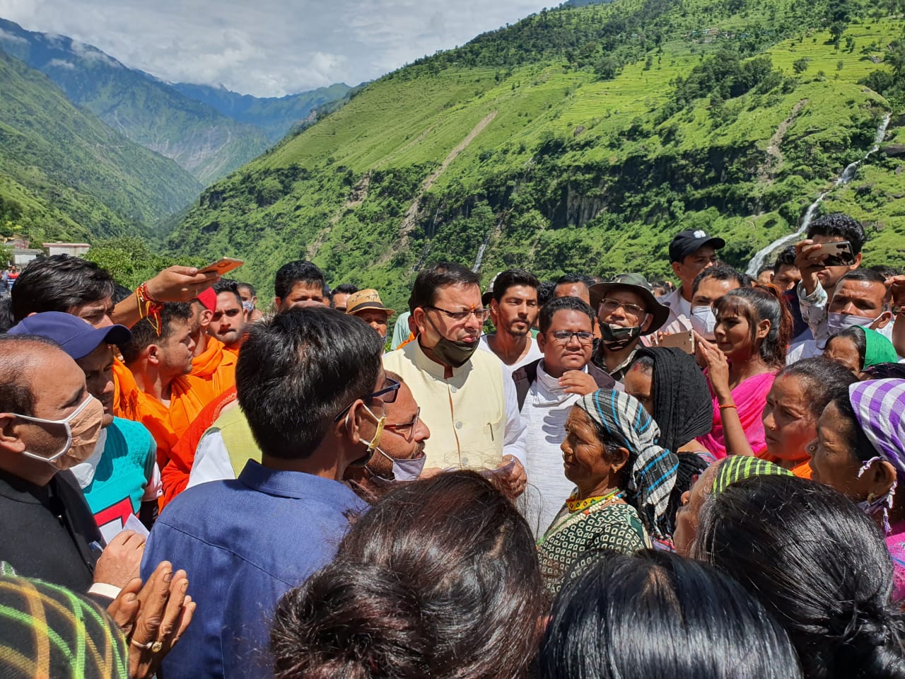 उत्तराखंडः CM पुष्कर सिंह धामी आपदा प्रभावित क्षेत्र का लिया जायजा, कहा- सरकार आपदा प्रभावितो की करेगी हर सम्भव मदद…..