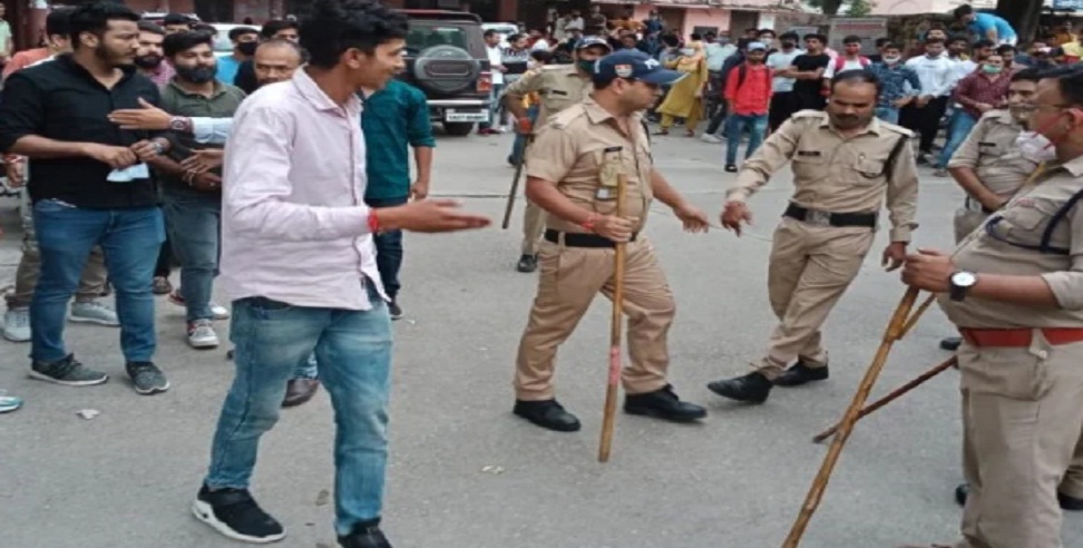 देहरादूनः डीएवी कॉलेज के दो छात्र गुटों में मारपीट के बाद बढ़ा विवाद, पुलिस को भांजनी पड़ी लाठी, आप भी देखिए वीडियो…..