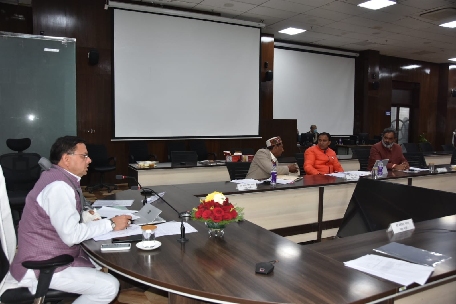 CM पुष्कर सिंह धामी ने कोविड-19 से सम्बन्धित बचाव कार्यों की समीक्षा की….