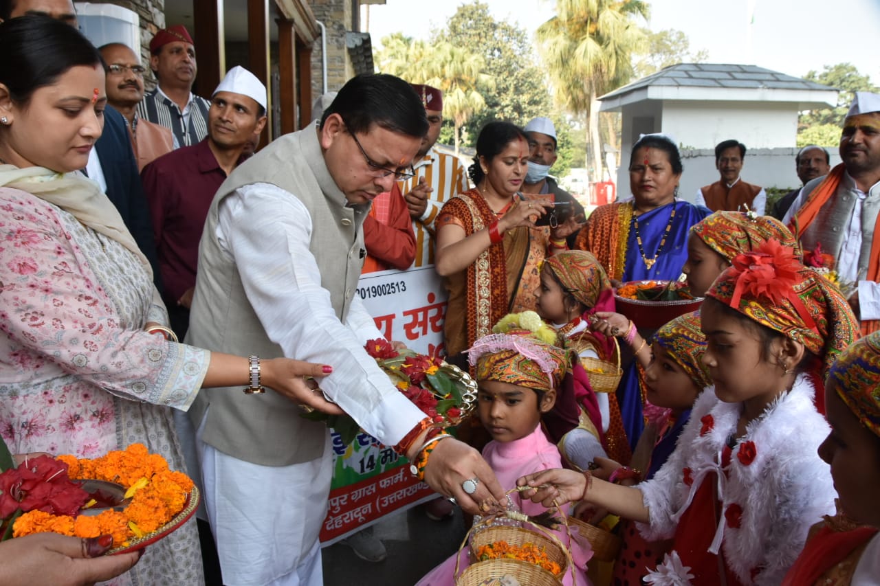 कार्यवाहक CM पुष्कर सिंह धामी ने बच्चों के साथ मनाया उत्तराखंड का लोकपर्व फूलदेई…..