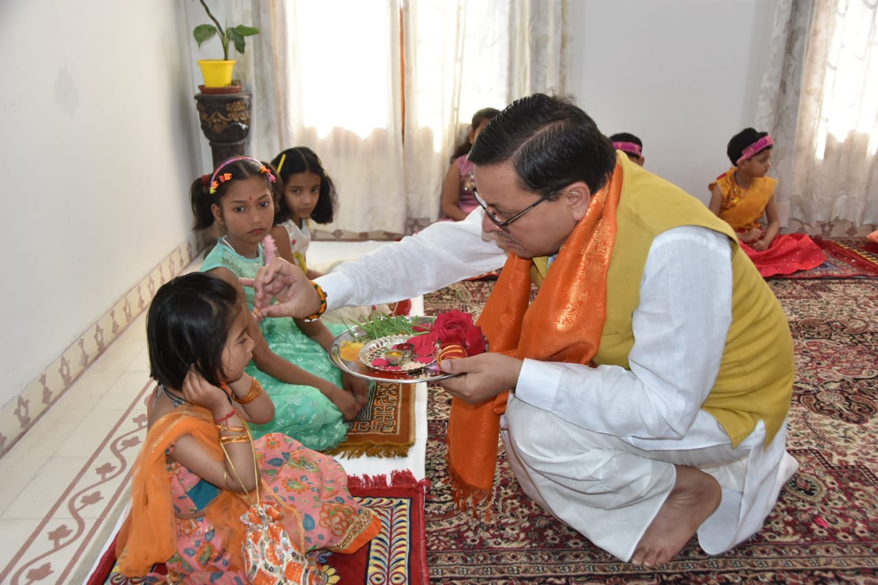 CM पुष्कर सिंह धामी ने चैत्र नवरात्रि की नवमी पर किया कन्या पूजन….