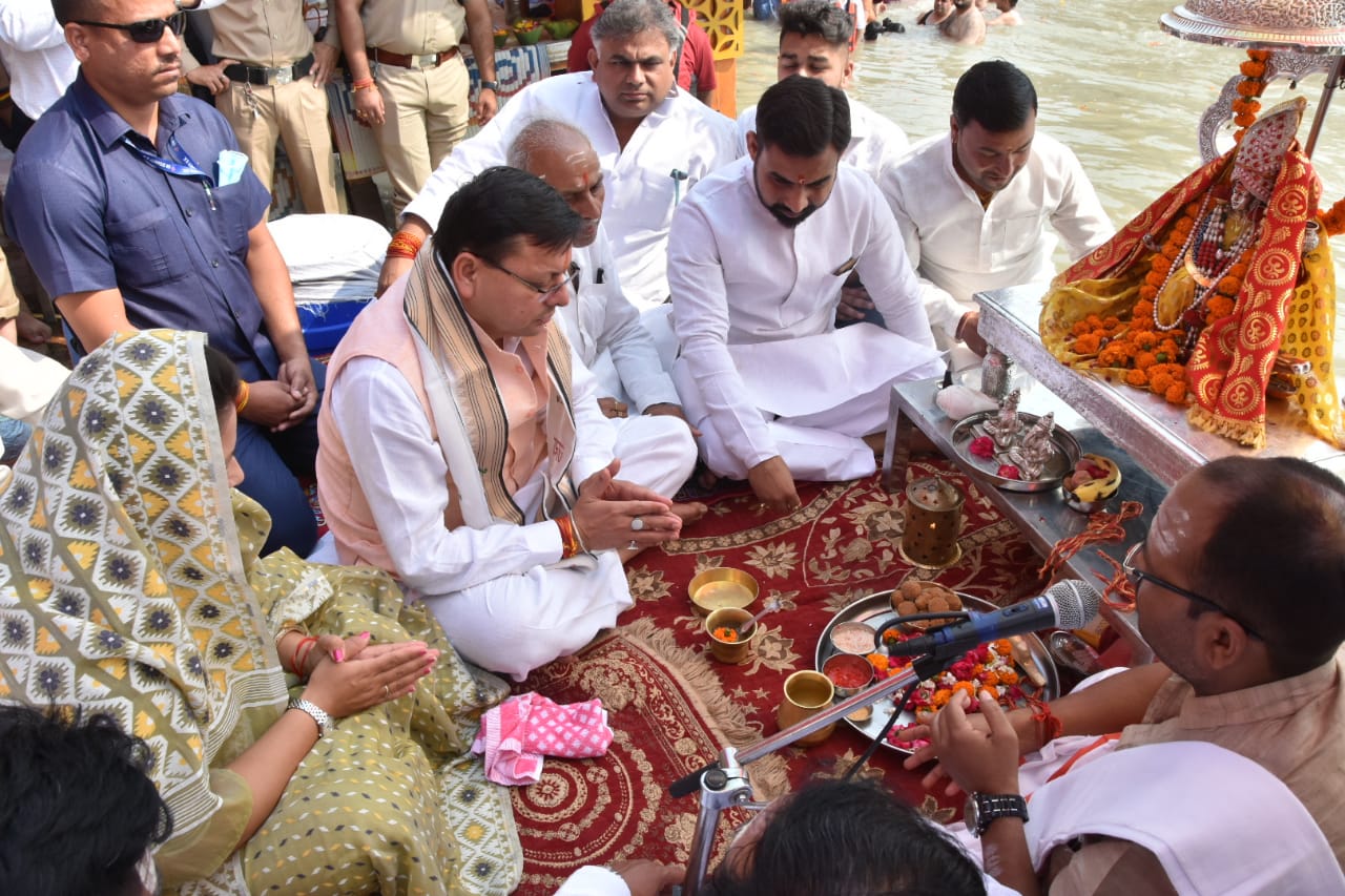 हरिद्वार: CM पुष्कर सिंह धामी ने हरकी पैड़ी पर श्रीगंगा सभा द्वारा अयोजित गंगा मैया जन्मोत्सव में किया प्रतिभाग…..