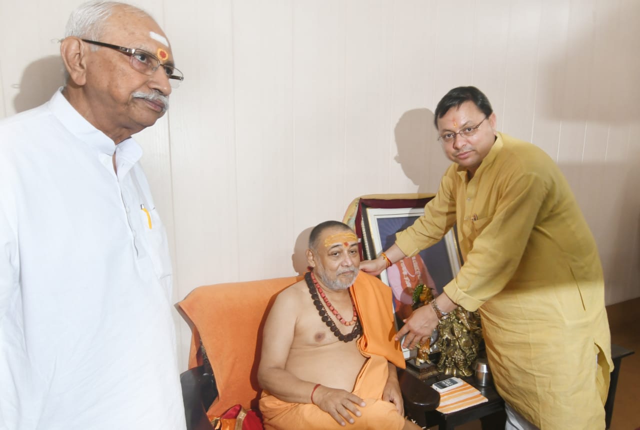 हरिद्वार: CM पुष्कर सिंह धामी ने जगत्गुरू शंकराचार्य राजराजेश्वराश्रम से की मुलाकात….