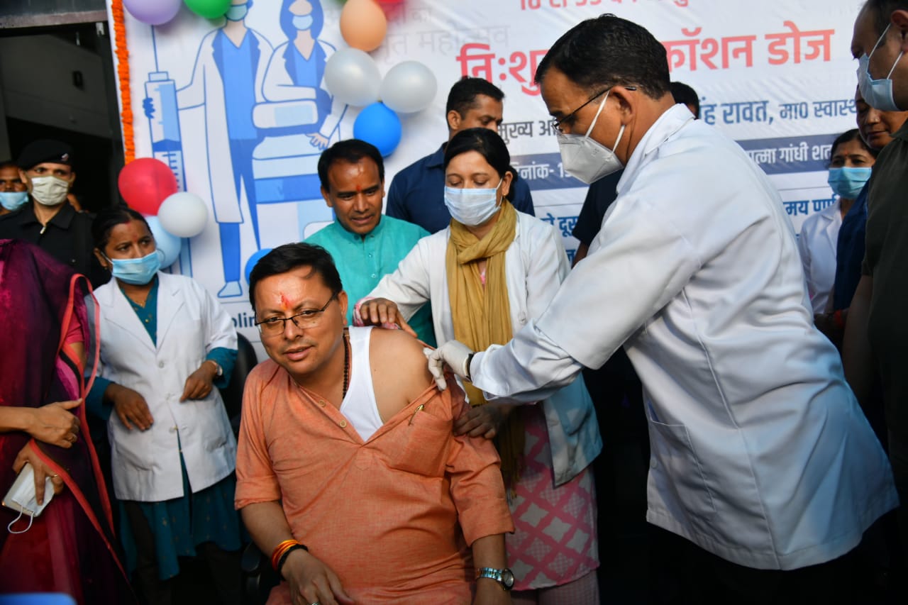 कोविड टीकाकरण अमृत महोत्सव का CM पुष्कर सिंह धामी ने स्वयं टीका लगाकर किया शुभारम्भ…..
