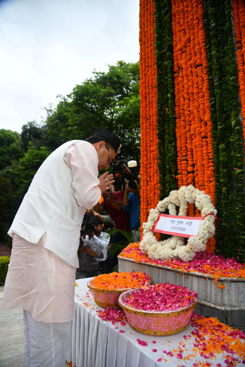 कारगिल विजय दिवस पर CM पुष्कर सिंह धामी ने शहीदों को अर्पित की श्रद्धांजलि….