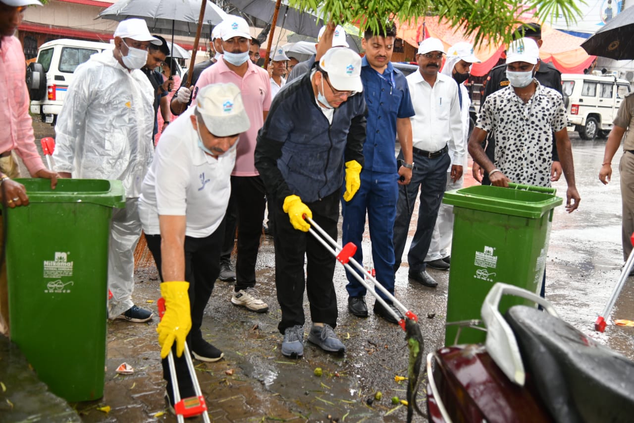 PM मोदी के जन्मदिन पर भारी बारिश के बीच दून में शहीदों के आवास पहुँचकर CM धामी ने की स्वच्छता अभियान की शुरुआत….