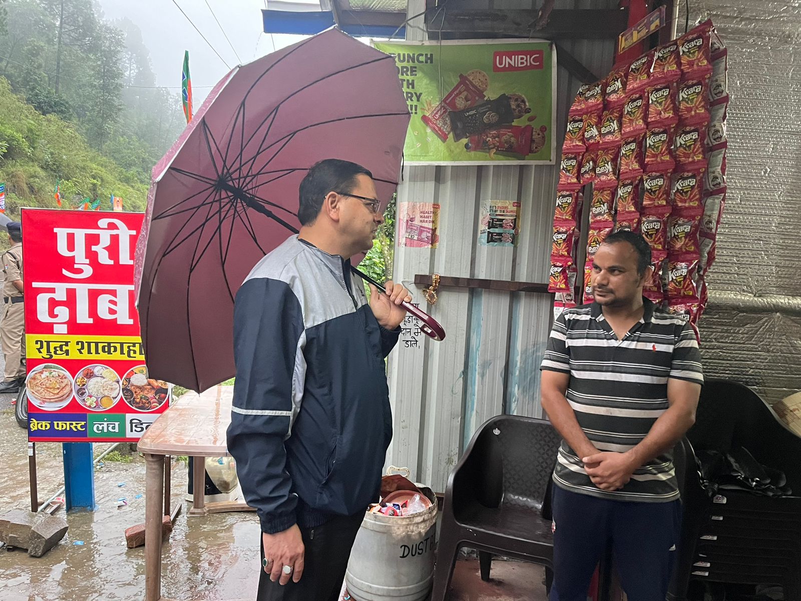 रुद्रप्रयाग: भारी बारिश में सैर पर निकले CM पुष्कर सिंह धामी, लोगों से की बातचीत….