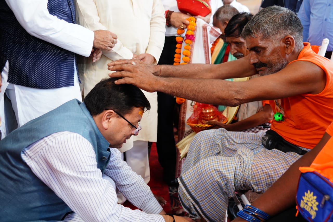 CM पुष्कर सिंह धामी ने उत्तराखण्ड आये शिवभक्त कावड़ियों के चरण धोकर किया स्वागत….