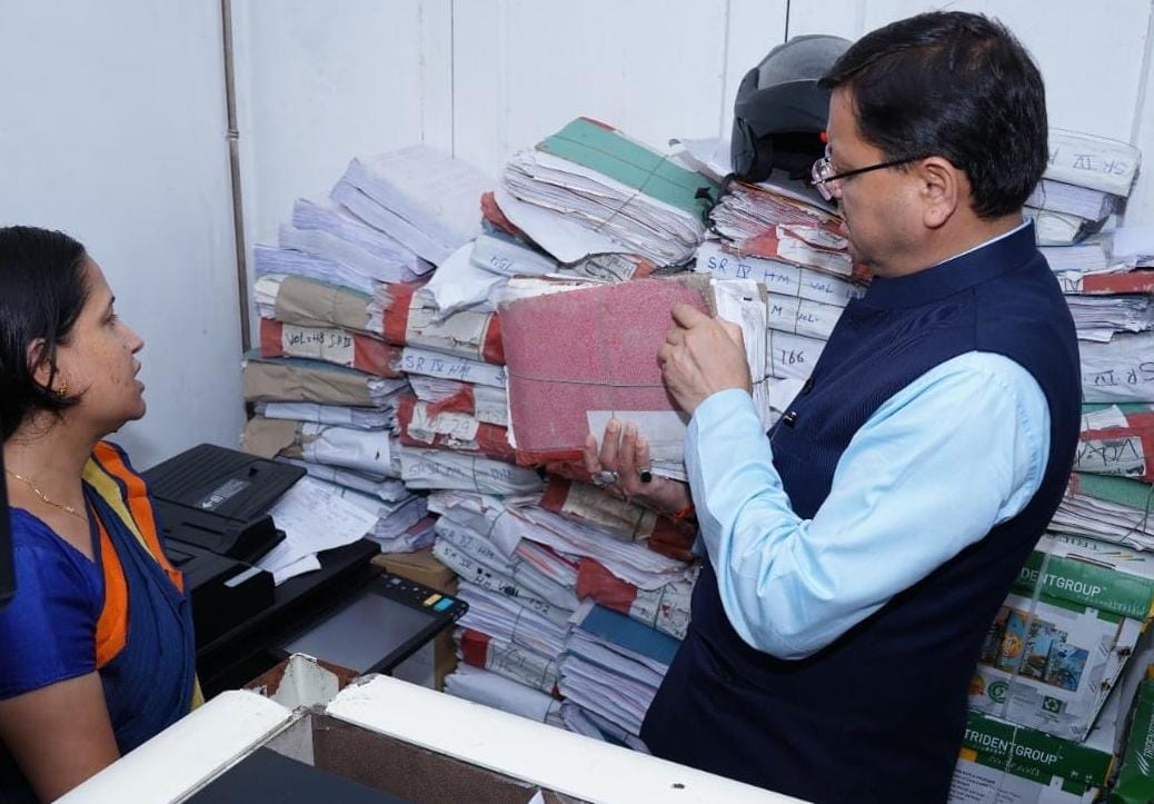 CM पुष्कर सिंह धामी ने किया रजिस्ट्रार ऑफिस का औचक निरीक्षण….