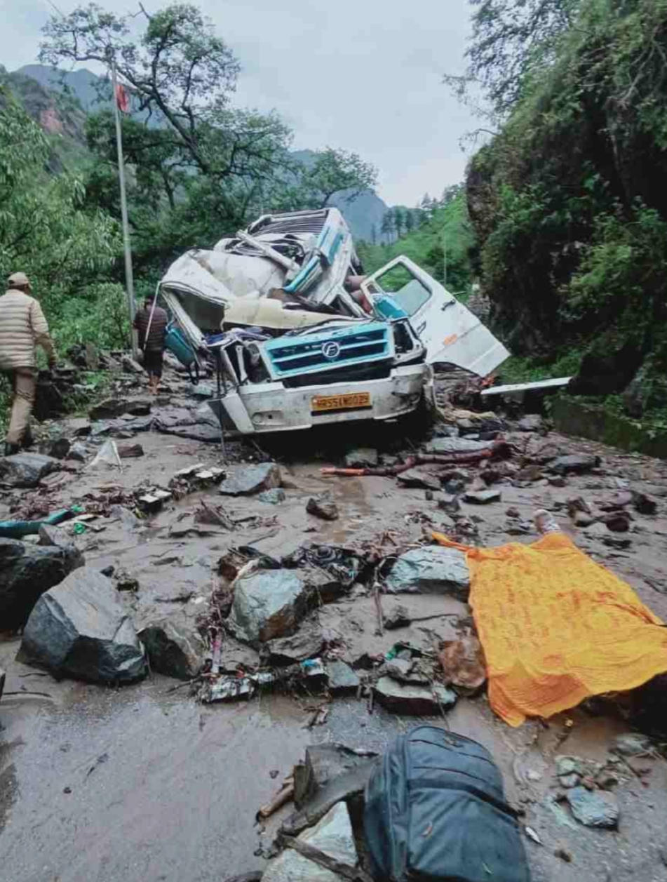 गांगोत्री में दर्दनाक हादसा, चट्टानी मलवा गिरने से महिला समेत 4 लोगों की मौत, CM धामी ने जताया दुःख….