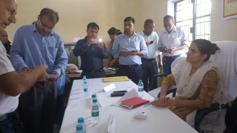 डीएम सोनिका की अभिनव पहल से आमजन खुश, तहसील विकासनगर में विशेष कैम्प आयोजित कर 1227 राजस्व वादों का किया निस्तारण, बेवजह लंबित चल रहे दाखिला खारिज एवं विरासत प्रकरण भी हुए निस्तारित