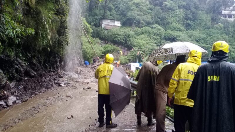 श्री केदारनाथ मार्ग पर गौरीकुंड में भूस्खलन से हुआ हादसा, SDRF चला रही सर्च ऑपरेशन