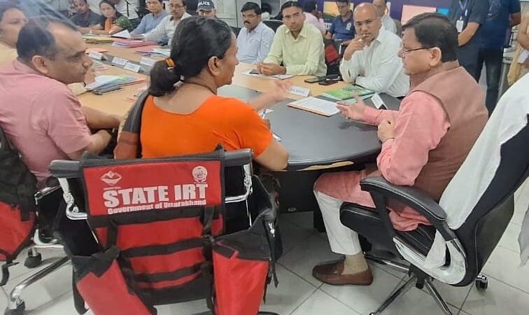 मुख्यमंत्री पुष्कर सिंह धामी ने आपदा कन्ट्रोल पहुंचकर प्रदेश भर में जारी बारिश की स्थिति के संबंध में अधिकारियों से जानकारी प्राप्त की, दिए निर्देश