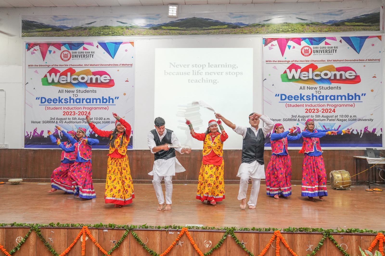 श्री गुरु राम राय विश्वविद्यालय के दीक्षारंभ कार्यक्रम का दूसरे दिन दिखी उत्तराखण्ड के पारंपरिक लोकगीतों की झलक, नव प्रवेशी छात्र-छात्राओं ने उठाया सांस्कृतिक कार्यक्रमों का आनंद
