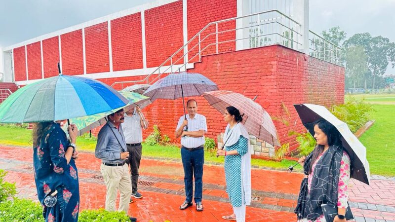 डीएम सोनिका ने परेड ग्राउण्ड का स्थलीय निरीक्षण करते हुए स्वतंत्रता दिवस पर आयोजित होने वाले मुख्य कार्यक्रम की तैयारियों एवं व्यवस्थाओं का लिया जायजा