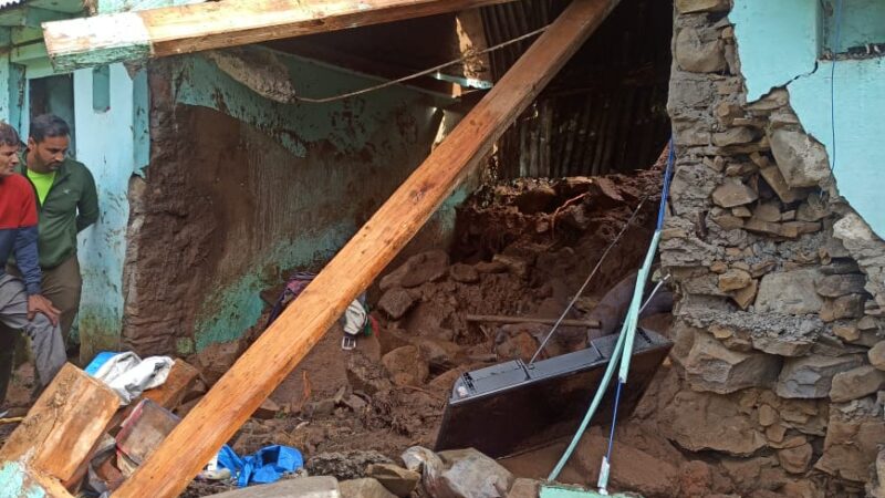 टिहरी : सकलाना पट्टी के ग्राम मरोड़ा में मलबा आने से मकान हुआ क्षतिग्रस्त, दो मासूम बच्चों की मौत, SDRF ने चलाया रेस्क्यू ऑपरेशन