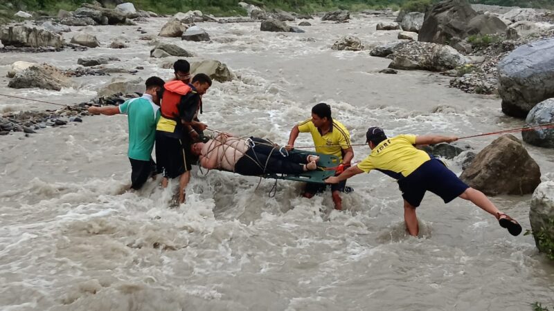 देहरादून : सहस्रधारा में बही युवती, SDRF ने रेस्क्यू कर पहुँचाया अस्पताल