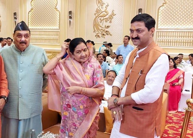 बीकेटीसी अध्यक्ष अजेन्द्र अजय ने हंस फाउंडेशन के प्रमुख भोले जी महाराज से भेंट कर दी जन्मदिवस की शुभकामनाएं