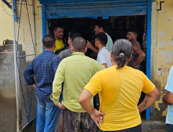 आपदा प्रभावितों की घर-घर जाकर दिन-रात मदद कर रहे हैं भाजपा जिलाध्यक्ष वीरेंद्र सिंह रावत