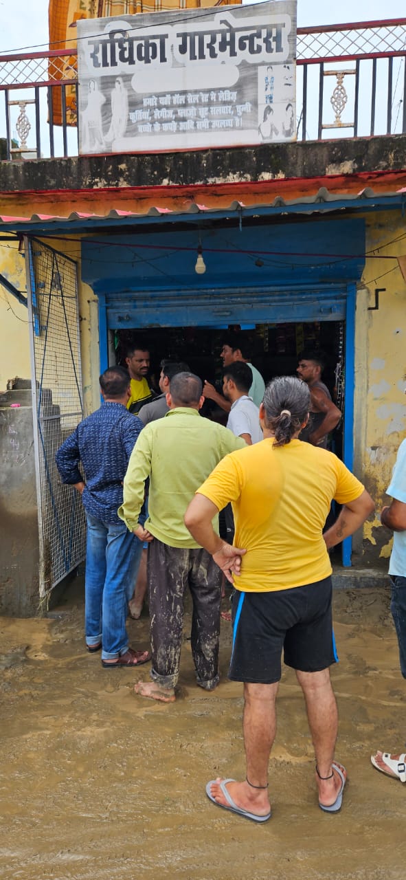 आपदा प्रभावितों की घर-घर जाकर दिन-रात मदद कर रहे हैं भाजपा जिलाध्यक्ष वीरेंद्र सिंह रावत