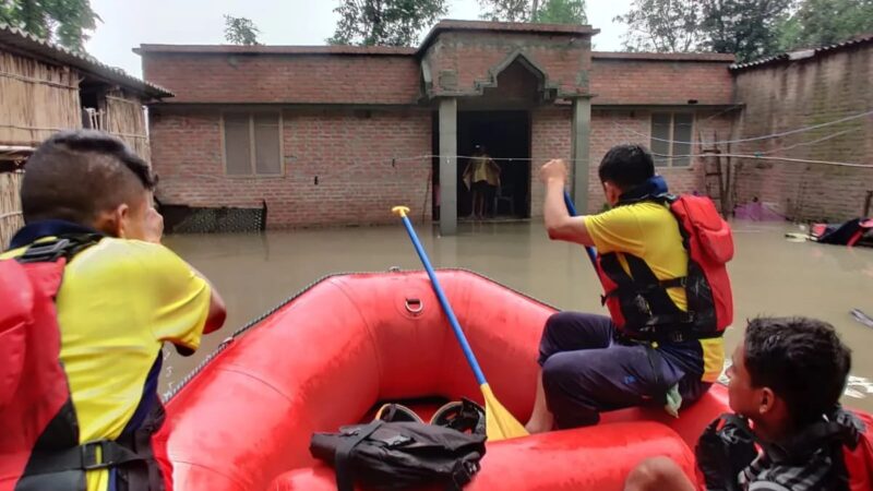 सितारगंज : अरविन्द नगर क्षेत्र में जलभराव से घरों में फंसे लोग, SDRF ने चलाया राहत बचाव अभियान