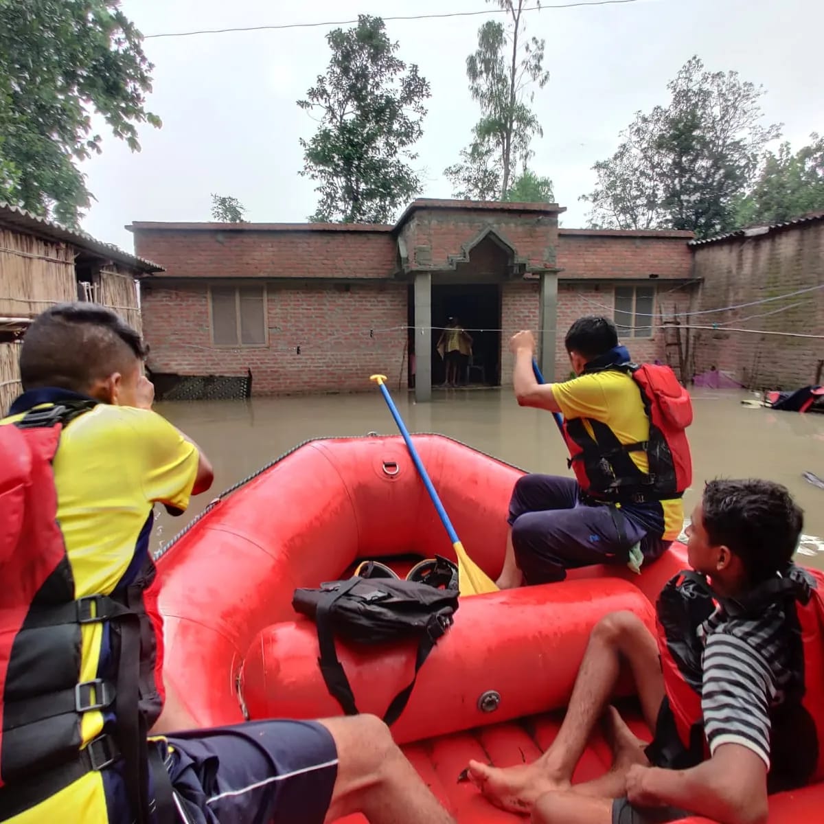 सितारगंज : अरविन्द नगर क्षेत्र में जलभराव से घरों में फंसे लोग, SDRF ने चलाया राहत बचाव अभियान