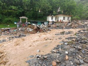 आसमान से कहर बन कर बरस रहा पानी, चमोली जिले के कई स्थानों पर तबाही का मंजर