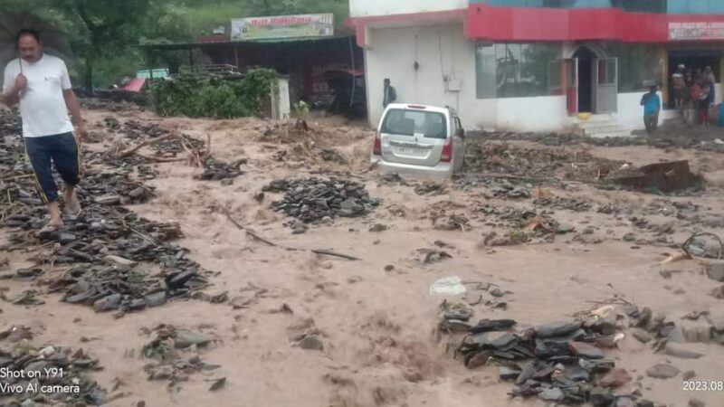 चमोली : बादल फटने तबाही, मलबे दबे कई वाहन!