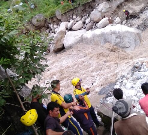 रुद्रप्रयाग : मद्महेश्वर में पुल टूटने से फंसे लोगों को SDRF ने किया रेस्क्यू