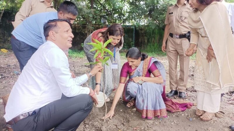 स्वतंत्रता दिवस पर डीएम सोनिका ने ध्वजारोहण कर अधिकारियों के साथ रेंजर्सग्राउण्ड में किया वृक्षारोपण