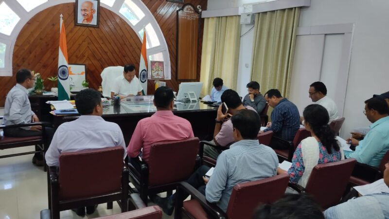 डीएम धीराज सिंह गर्ब्याल की अध्यक्षता में सड़क सुरक्षा समिति की बैठक आयोजित, दिए निर्देश