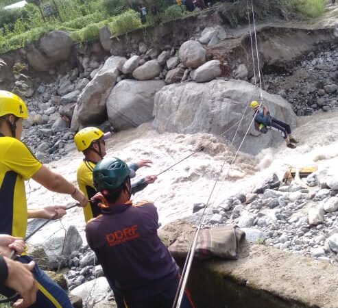 रुद्रप्रयाग : मद्महेश्वर में पुल टूटने से फंसे सैंकड़ों लोगों को SDRF ने किया रेस्क्यू