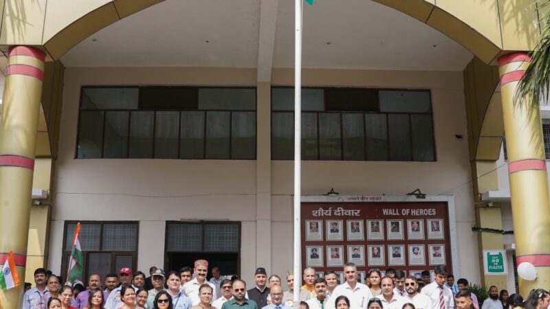 श्री गुरु राम राय विश्वविद्यालय में 77 वें स्वतंत्रता दिवस के अवसर भव्य रंगारंग कार्यक्रम किए गए आयोजित, श्री गुरु राम राय इंस्टीट्यूट ऑफ मेडिकल एंड हैल्थ साइंसेज के प्राचार्य डॉ. आर.के. वर्मा ने किया ध्वजारोहण