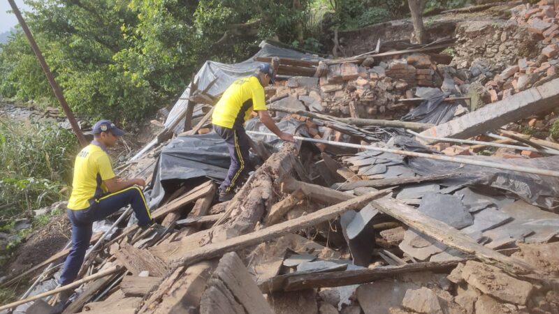 देहरादून : जाखन गांव में भारी लैंडस्लाइड से कई मकान और गौशालाएं ध्वस्त, डीएम सोनिका ने अधिकारियों को मौके पर पहुँचने एवं राहत बचाव कार्य सम्पादित करने के दिए निर्देश