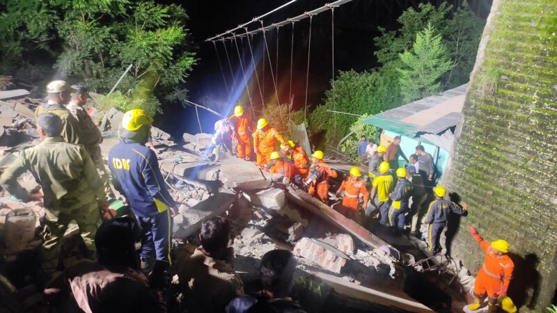 जोशीमठ : हेलंग बाजार में विष्णुगाड़ क्रेशर के समीप आवासीय भवन ढहा, दो की मौत, पांच घायल