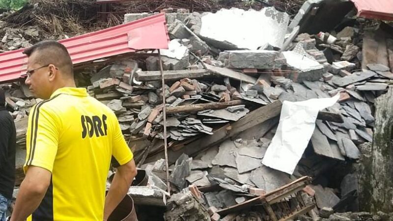 SDRF कमान्डेंट मणिकांत मिश्रा ने भूस्खलन प्रभावित जाखण गांव में सम्भाली राहत एवं बचाव कार्यों की कमान