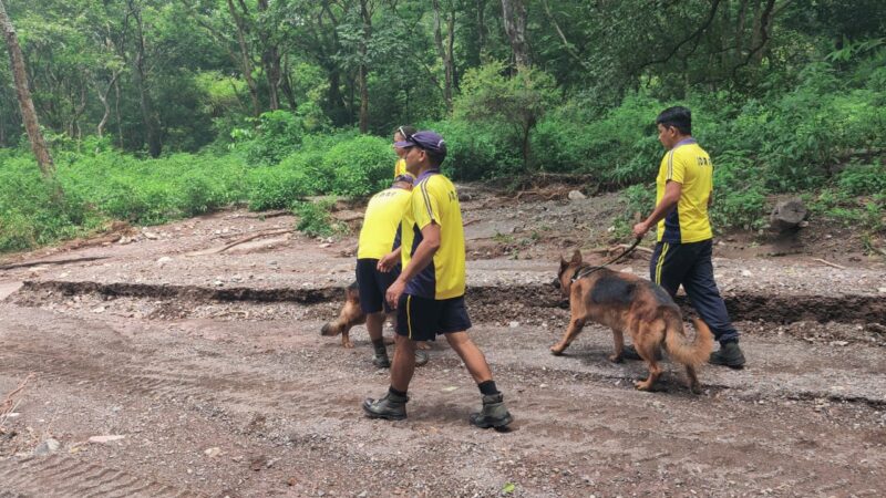 लक्ष्मण झूला : लापता लोगों की तलाश में SDRF का विशेषज्ञ कैनाइन दस्ता मैदान पर