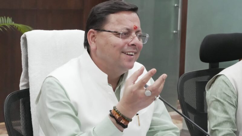 मुख्यमंत्री पुष्कर सिंह धामी ने उच्चाधिकारियों, विद्यालयी शिक्षा विभाग के अधिकारियों व स्कूली छात्र-छात्राओं के साथ चंद्रयान-3 के चंद्रमा के दक्षिणी ध्रुव पर ऐतिहासिक सफल लैंडिंग का सजीव प्रसारण को देखा