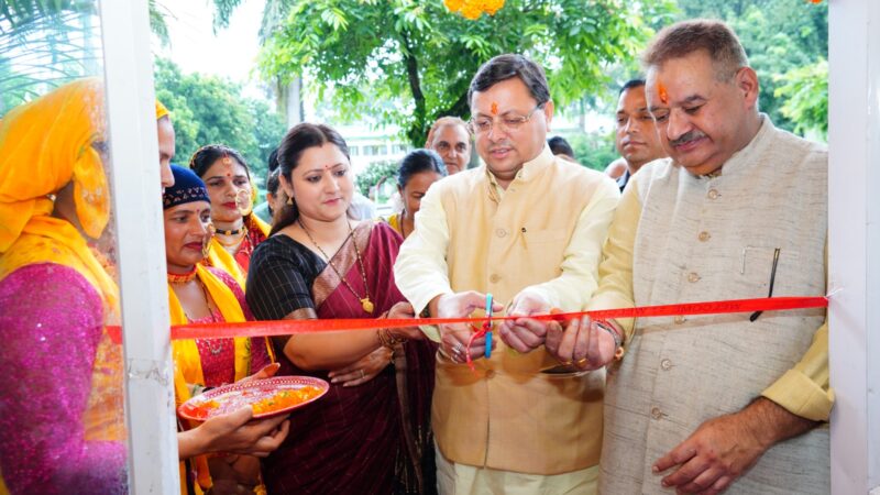 मुख्यमंत्री पुष्कर सिंह धामी ने महिला स्वयं सहायता समूहों द्वारा लगाये गये राखी के स्टॉलों का किया अवलोकन
