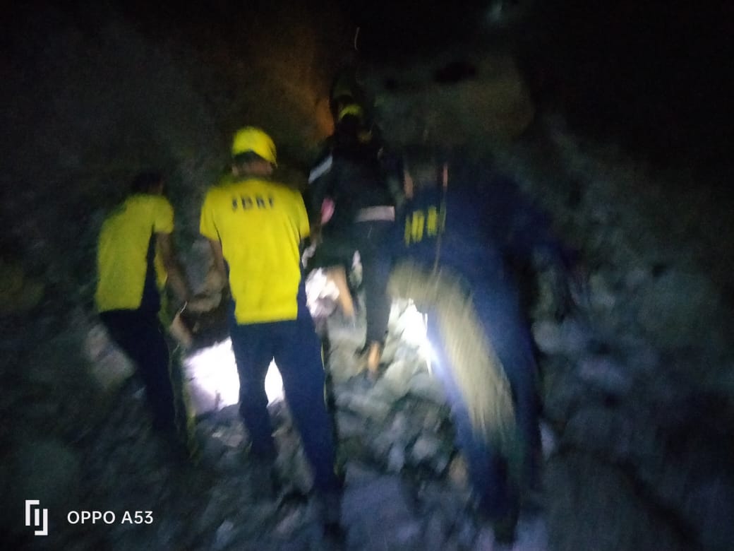 जोशीमठ : पागलनाले के पास फंसे घायल व्यक्ति को SDRF ने किया रेस्क्यू
