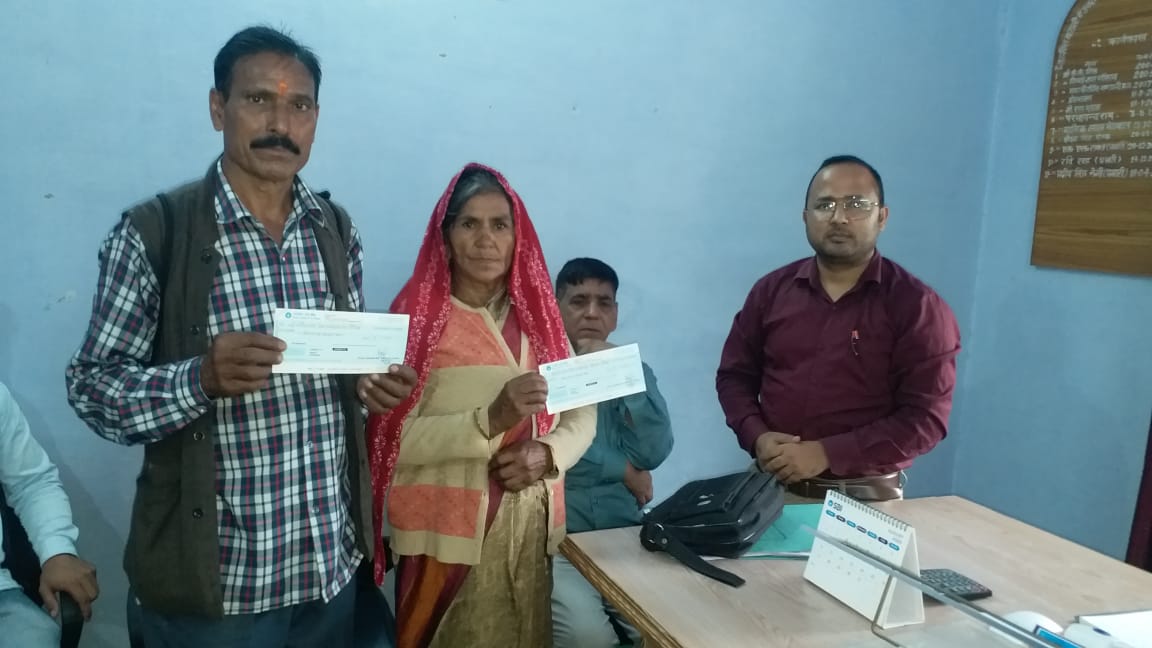 चमोली : पैनगढ़ के आपदा प्रभावित 22 परिवारों के विस्थापन के लिए बांटे 66 लाख