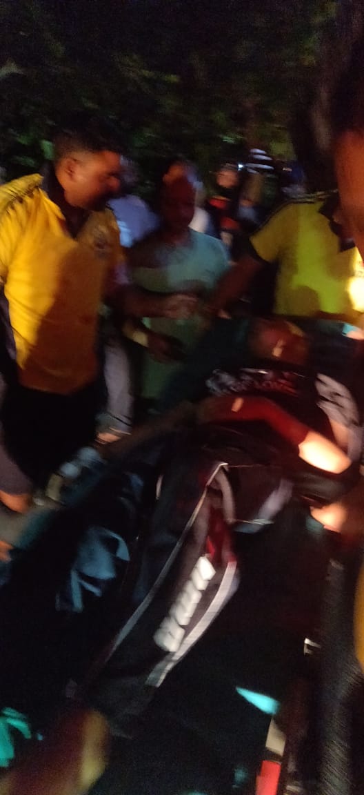 देहरादून : एसडीआरएफ वाहिनी पेट्रोल पम्प के पास स्कूटी हुई दुर्घटनाग्रस्त, SDRF ने घायलों को पहुँचाया अस्पताल