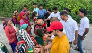 टूटे रास्तों व नालों को पार कर आपदा प्रभावितों के लिए राहत सामग्री लेकर पहुंची टीम एलडीआरएफ