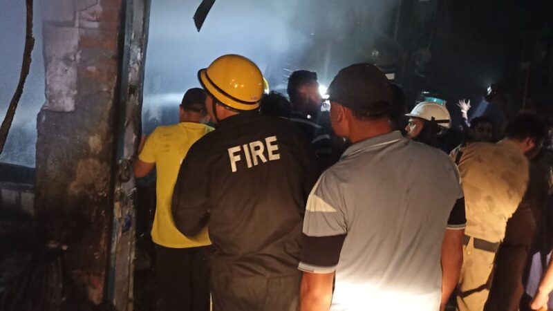 उत्तरकाशी : मुख्य बाजार में मोबाइल की दुकान में लगी आग, सामान जलकर हुआ खाक