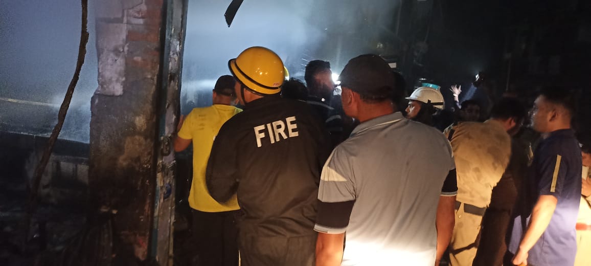 उत्तरकाशी : मुख्य बाजार में मोबाइल की दुकान में लगी आग, सामान जलकर हुआ खाक