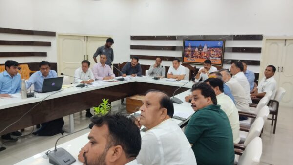 धीराज सिंह गर्ब्याल की अध्यक्षता में हरिद्वार शहर में पॉड टैक्सी परियोजना को लेकर बैठक आयोजित