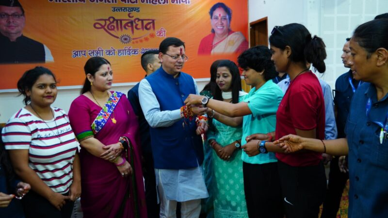 मुख्यमंत्री  पुष्कर सिंह धामी को प्रदेश की विभिन्न क्षेत्रों से आई महिलाओं ने रक्षा सूत्र बांधा