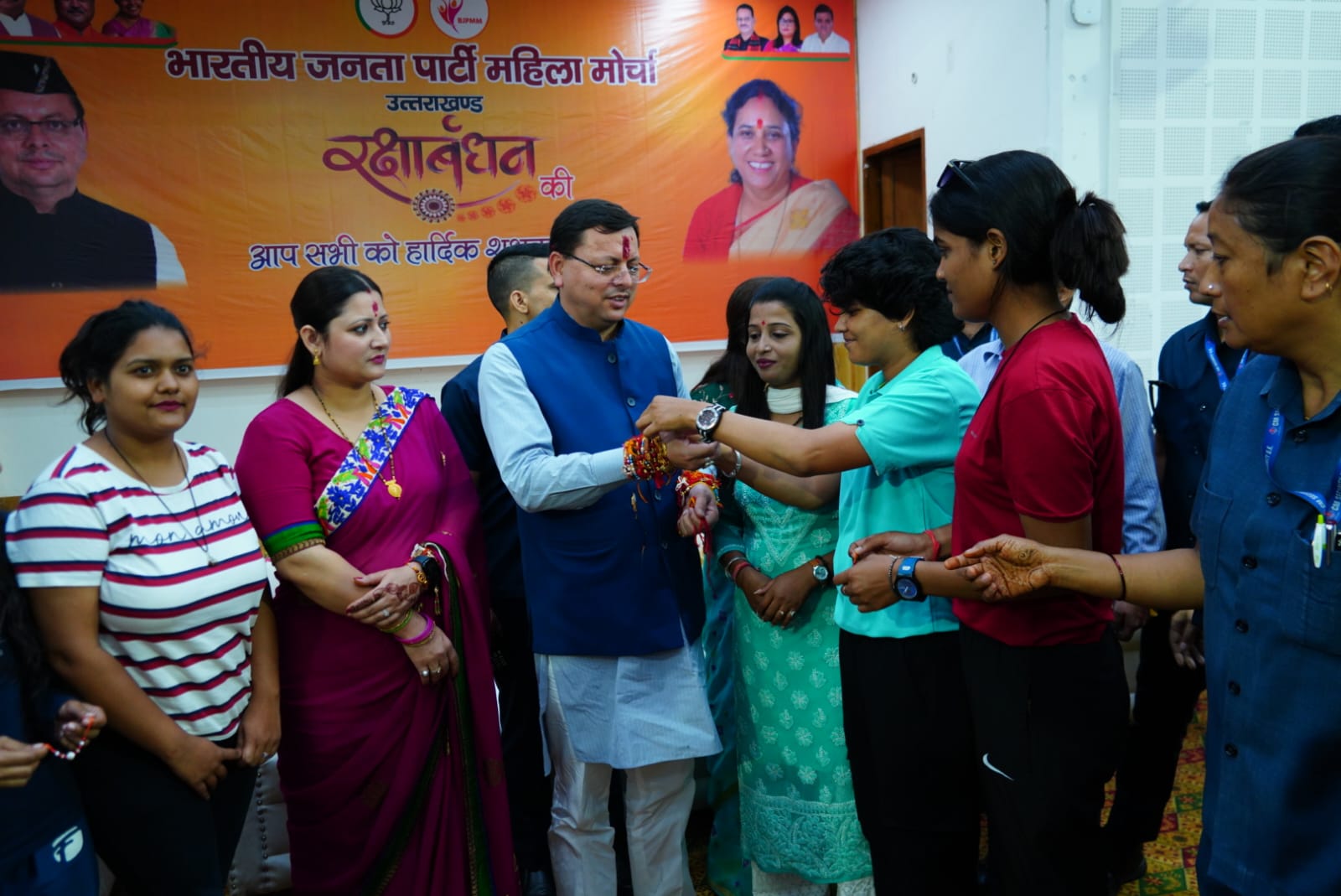 मुख्यमंत्री  पुष्कर सिंह धामी को प्रदेश की विभिन्न क्षेत्रों से आई महिलाओं ने रक्षा सूत्र बांधा