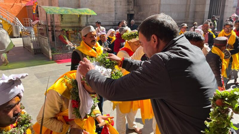 भगवान बदरीविशाल के दर्शन को पहुंचे बगड़वाल देवता के पश्वा, मंदिर अधिकारी राजेंद्र चौहान ने किया स्वागत